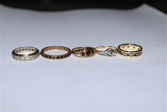 Four assorted 9ct rings, a yellow metal ring and a small group of costume jewellery.